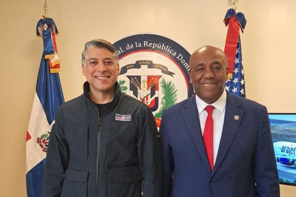 Arajet fue recibida en Boston en una conferencia de prensa en el Consulado General de la República Dominicana en Boston.