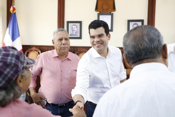 El director ejecutivo del Inapa, Wellington Arnaud, prometió la construcción de un nuevo acueducto a los comunitarios de Sajoma.