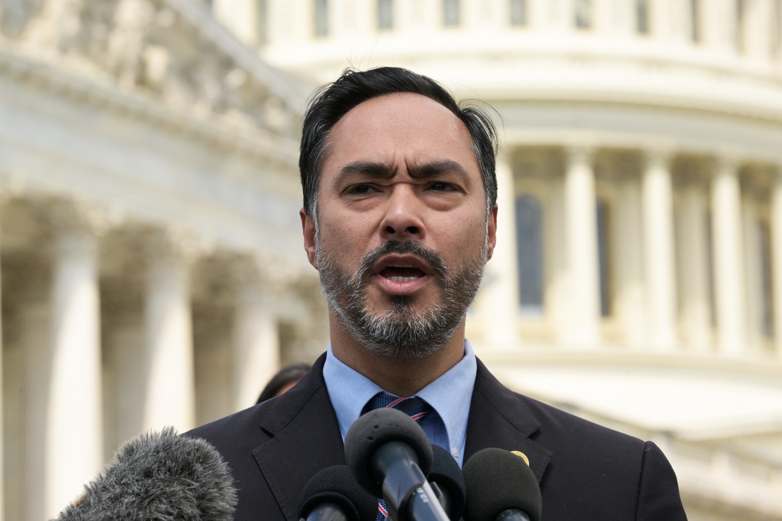 El programa, establecido en 2001 con la aprobación de una ley conocida como Texas Dream Act, permitía que ciertos jóvenes que no son ciudadanos estadounidenses, pero que viven en Texas y se graduaron de secundaria en el estado, puedan pagar la misma matrícula universitaria que los residentes legales.