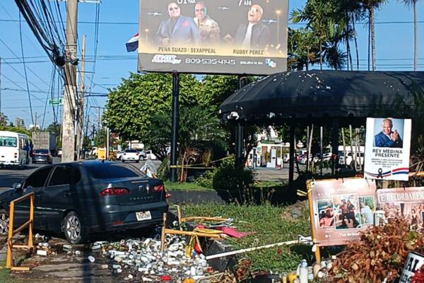 La mañana de este viernes un vehículo se accidentó frente a la discoteca Jet Set, que recientemente fue el centro de la tragedia no natural más grande que ha vivido la República Dominicana.