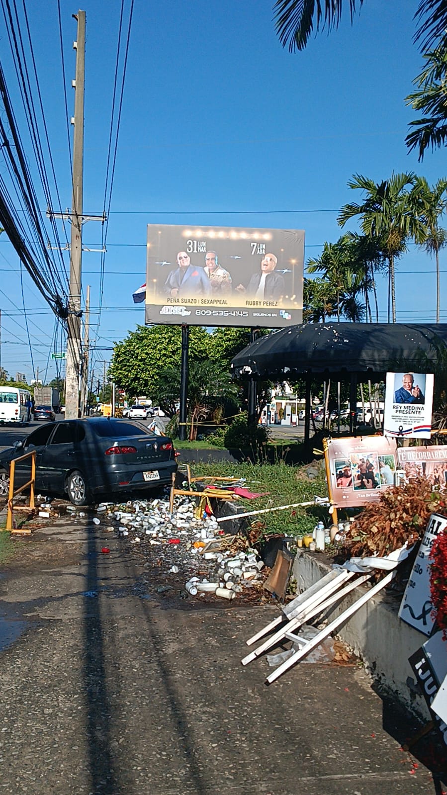 La mañana de este viernes un vehículo se accidentó frente a la discoteca Jet Set, que recientemente fue el centro de la tragedia no natural más grande que ha vivido la República Dominicana.