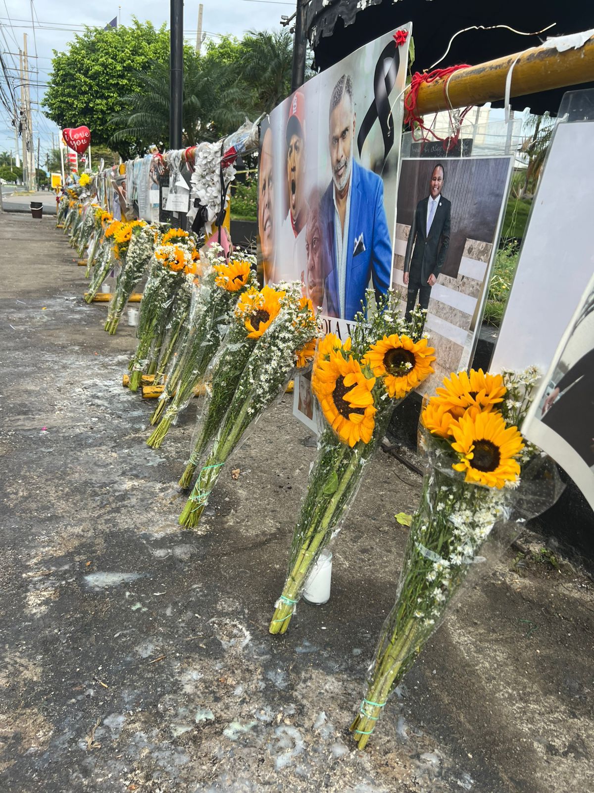 Alcaldía del DN coloca nuevas flores y renueva altar Jet Set
