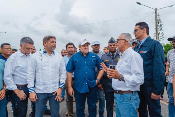 El ministro de la Presidencia, José Ignacio Paliza, visitó este lunes las instalaciones del Merca Santo Domingo, donde constató los daños