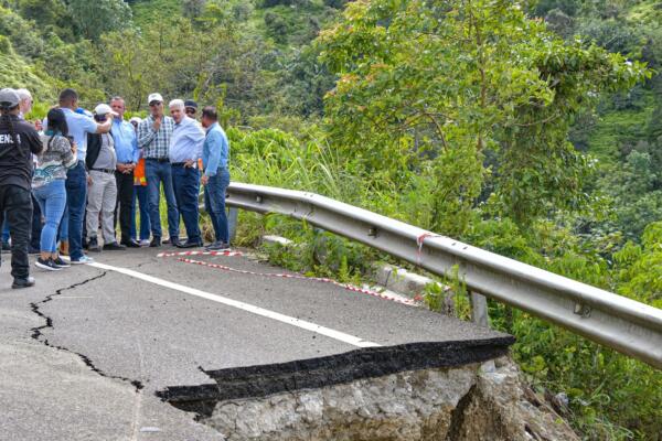 MOPC refuerza trabajos en la carretera Casabito–Constanza por deslizamientos recientes