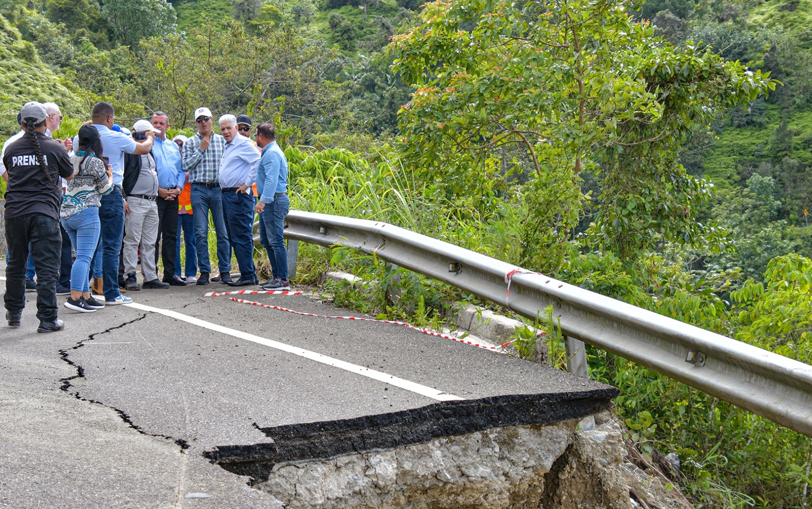 MOPC refuerza trabajos en la carretera Casabito–Constanza por deslizamientos recientes
