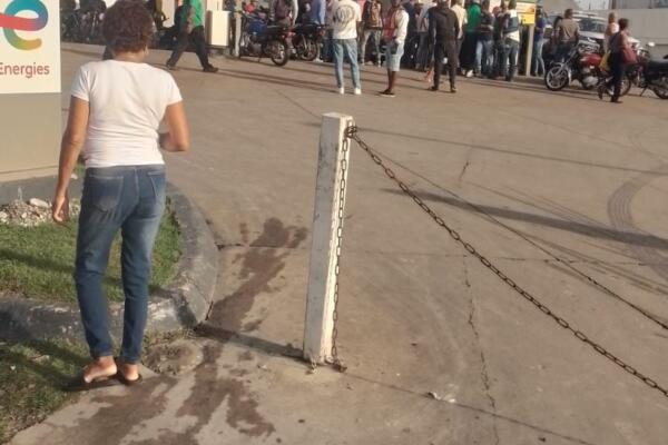 Dos policías se dieron muerte a tiros en la mañana de este lunes en una gasolinera ubicada en Santo Domingo Norte.