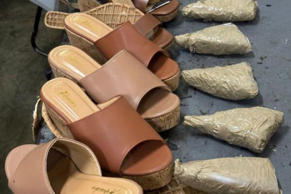 DNCD detecta cocaína en zapatillas durante inspección en Inposdom.