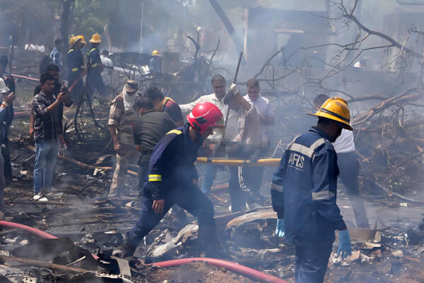 Los bomberos trabajan en el lugar donde se estrelló el avión Boeing 787 Dreamliner, India, el 12 de junio de 2025.