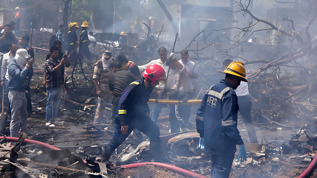 Los bomberos trabajan en el lugar donde se estrelló el avión Boeing 787 Dreamliner, India, el 12 de junio de 2025.