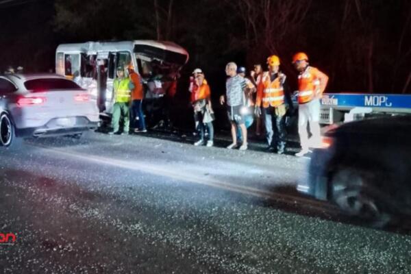 Dijo que el incidente que involucró un autobús y una camioneta, dos personas perdieron la vida. Foto: Fuente externa 