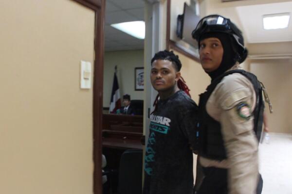 Agentes de la DNCD presuntamente le implantaron evidencias al joven artista para crearle un caso judicial. 