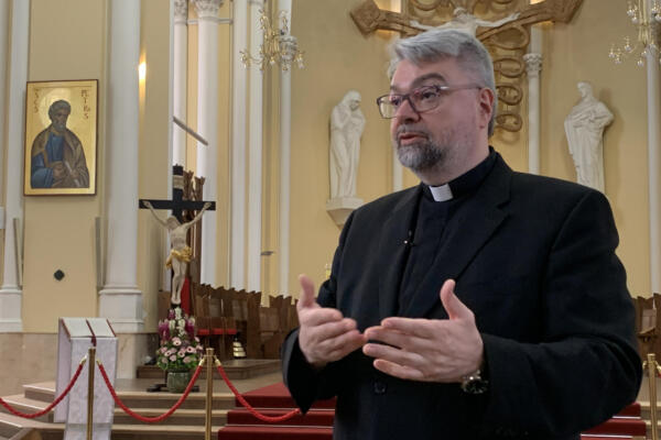 La Iglesia católica rusa confía en el papel mediador del papa León XIV a la hora de lograr la paz entre Rusia y Ucrania, aseguró a EFE Kiril Gorbunov, vicario de la Archidiócesis de Moscú. EFE/Anush Janbabian