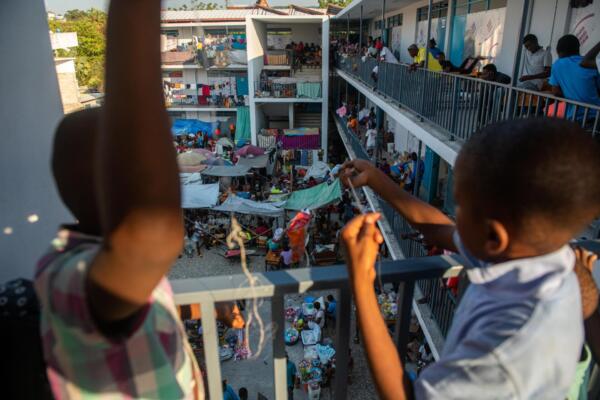 Fotografía de archivo, tomada en noviembre de 2024, de un grupo de niños que convive en el interior de una escuela, donde se encuentran refugiados, en Puerto Príncipe