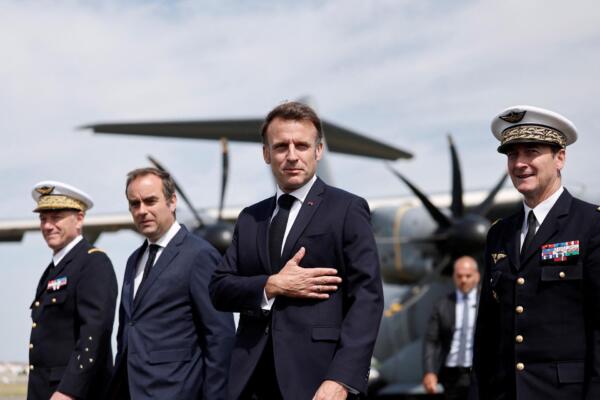 El presidente francés, Emmanuel Macron (segundo por la derecha), llega al aeropuerto de Le Bourget-París para visitar el Salón Internacional de Aeronáutica y Espacio. EFE/EPA/Benoit Tessier