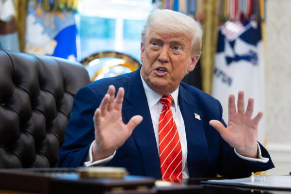 El presidente de Estados Unidos, Donald Trump, se presenta durante una conferencia de prensa en la Oficina Oval de la Casa Blanca en Washington