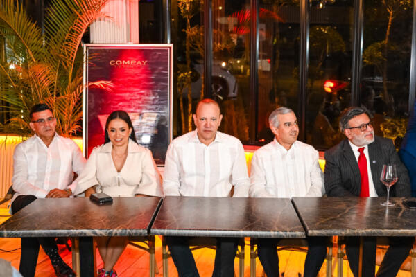 Raymond Ulloa, Onasis Genao (creadores Amigos) y Ulises Rodríguez Alcalde de Santiago, Iván Hernández (Director de INTABACO) e Iván de Jesús García (presidente del grupo empresarial Iván García).