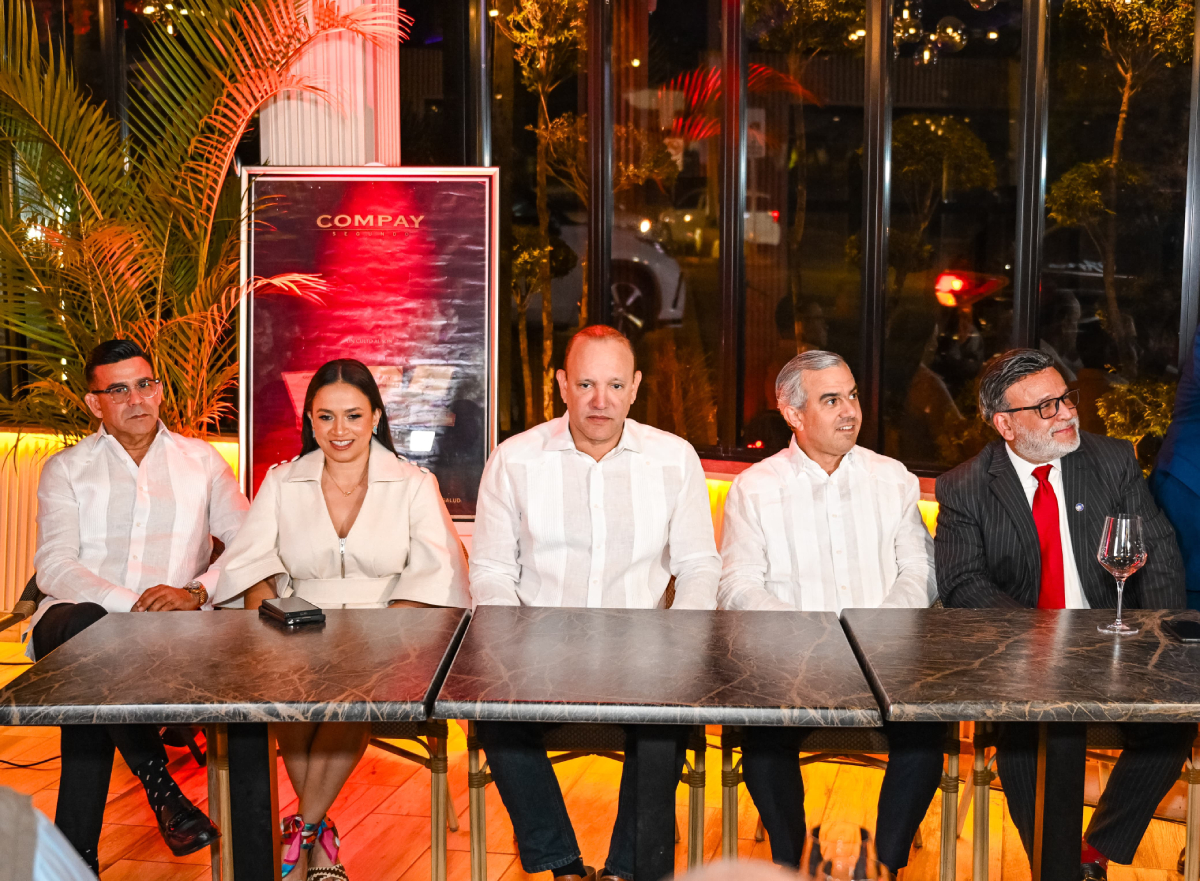 Raymond Ulloa, Onasis Genao (creadores Amigos) y Ulises Rodríguez Alcalde de Santiago, Iván Hernández (Director de INTABACO) e Iván de Jesús García (presidente del grupo empresarial Iván García).