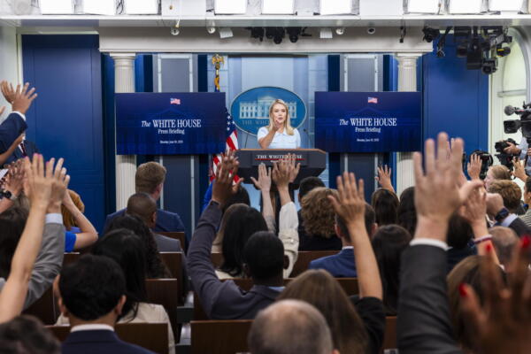 La secretaria de prensa de la Casa Blanca, Karoline Leavitt, informa a los medios en la sala de prensa de la Casa Blanca en Washington, DC, EE. UU.Blanca en Washington, DC, EE. UU., el 30 de junio de 2025.EFE/EPA/Jim Lo Scalzo