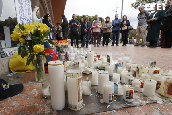 Personas observan un altar en honor al senador y precandidato presidencial colombiano Miguel Uribe Turbay, este miércoles en una de las entradas de la Fundación Santa Fe de Bogotá (Colombia). EFE/ Mauricio Dueñas Castañeda