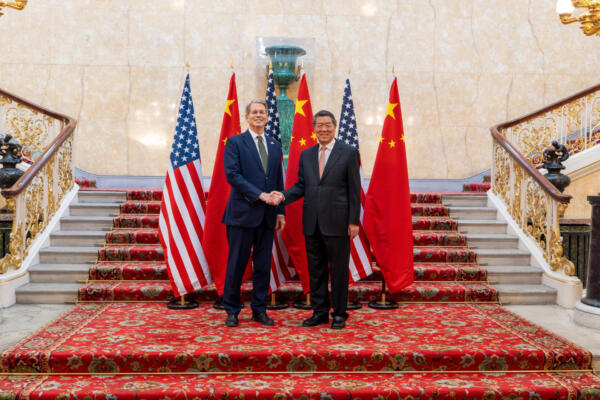 El secretario del Tesoro de EEUU, Scott Bessent, y el viceprimer ministro chino, He Lifeng, durante el encuentro de las delegaciones de Estados Unidos y China, que han comenzado este lunes en el palacio de Lancaster House, en el centro de Londres, su reunión bilateral para tratar de desbloquear la negociación comercial entre ambas potencias.-EFE/ Departamento del Tesoro se los Estados Unidos ***SOLO USO EDITORIAL/SOLO DISPONIBLE PARA ILUSTRAR LA NOTICIA QUE ACOMPAÑA (CRÉDITO OBLIGATORIO)***