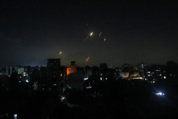 Fotografía de misiles iraníes que atraviesan el espacio aéreo de la Franja de Gaza antes de impactar objetivos dentro de Israel