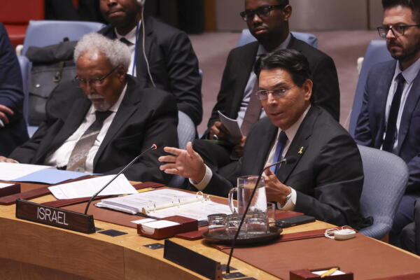 El embajador Danny Danon, representante permanente de Israel ante las Naciones Unidas, (der) habla durante una reunión del Consejo de Seguridad,