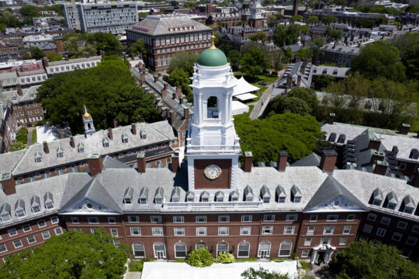 Juez bloquea indefinidamente el veto de Trump a los estudiantes extranjeros en Harvard