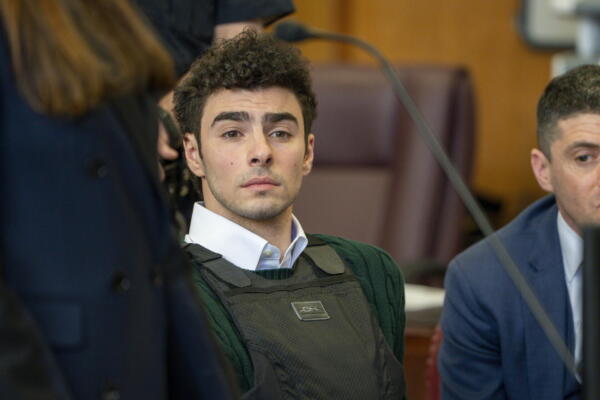 El joven Luigi Mangione, preso en un penal de Brooklyn mientras espera el juicio por el asesinato del director ejecutivo de la aseguradora UnitedHealthcare, en una fotografía de archivo