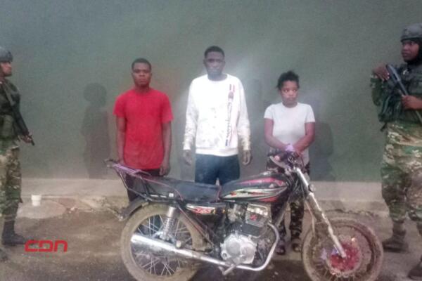 Detienen a haitiano indocumentado que transportaba a tres compatriotas en motocicleta.