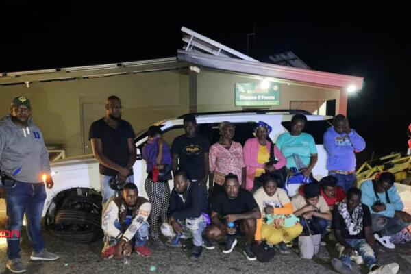 El grupo de extranjeros con estatus migratorio irregular detenido en la yipeta, entre ellos ocho hombres y siete mujeres. Foto: Fuente externa 