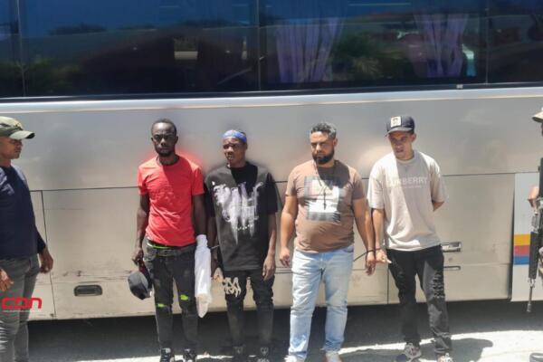 Los involucrados, escondían debajo del piso del vehículo a dos haitianos indocumentados. Foto: Fuente externa 