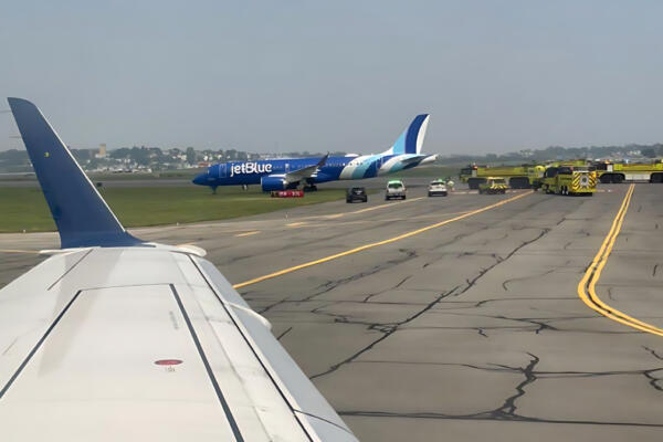 Avión de JetBlue se desvía de pista en aeropuerto de Boston