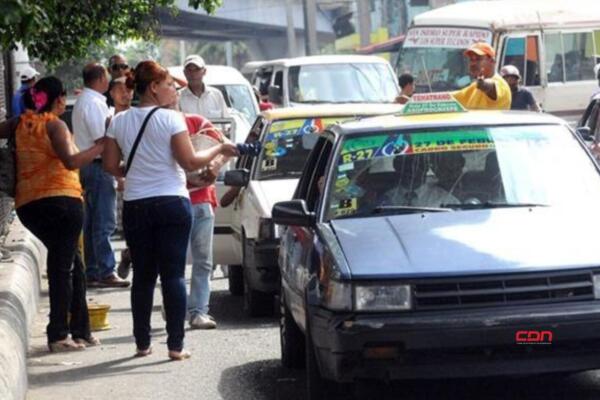Pasajeros consultados advierten que sus ingresos no resisten un nuevo aumento de pasaje. Foto: Fuente externa 