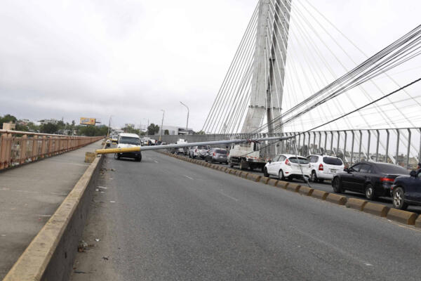 Postes colapsan y bloquean puente de la 17 en Santo Domingo