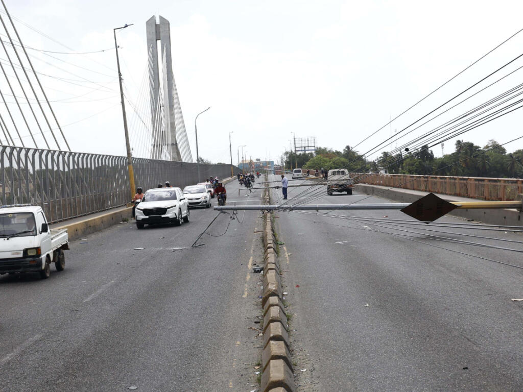 Postes colapsan y bloquean puente de la 17 en Santo Domingo