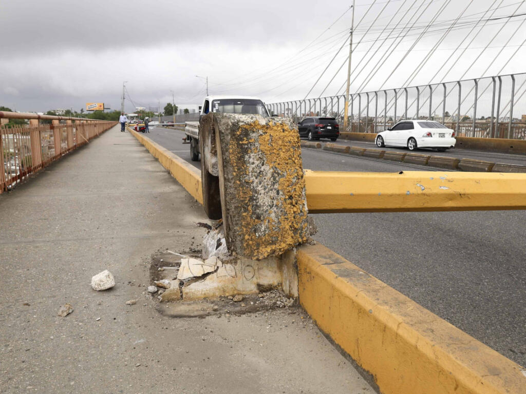 Postes colapsan y bloquean puente de la 17 en Santo Domingo