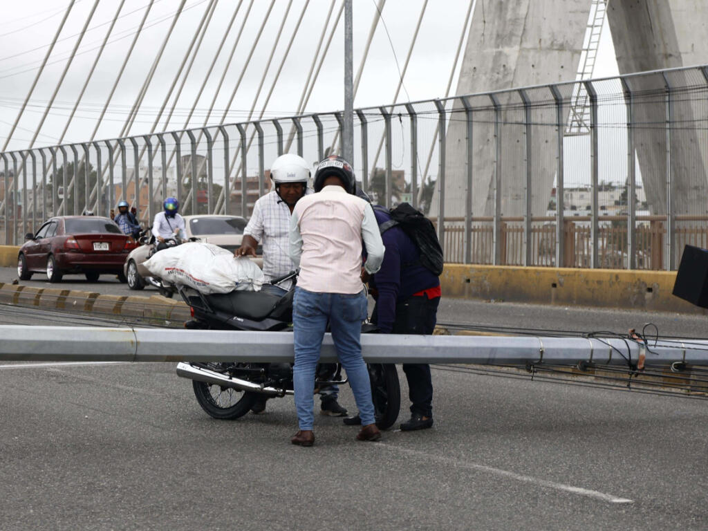 Postes colapsan y bloquean puente de la 17 en Santo Domingo