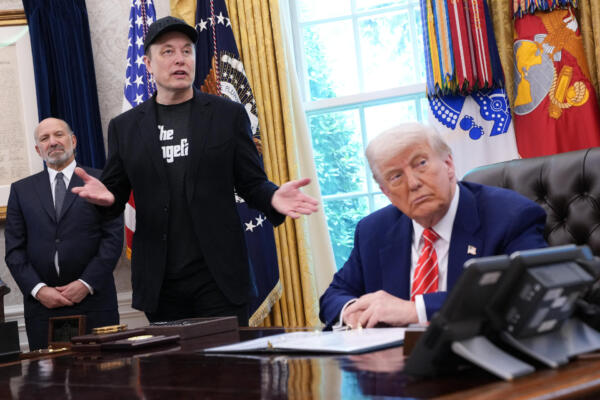 ¿Deportar a Musk? Trump no descarta examinar esta posibilidad luego de que criticara su proyecto de ley de presupuesto federal. Foto: AFP