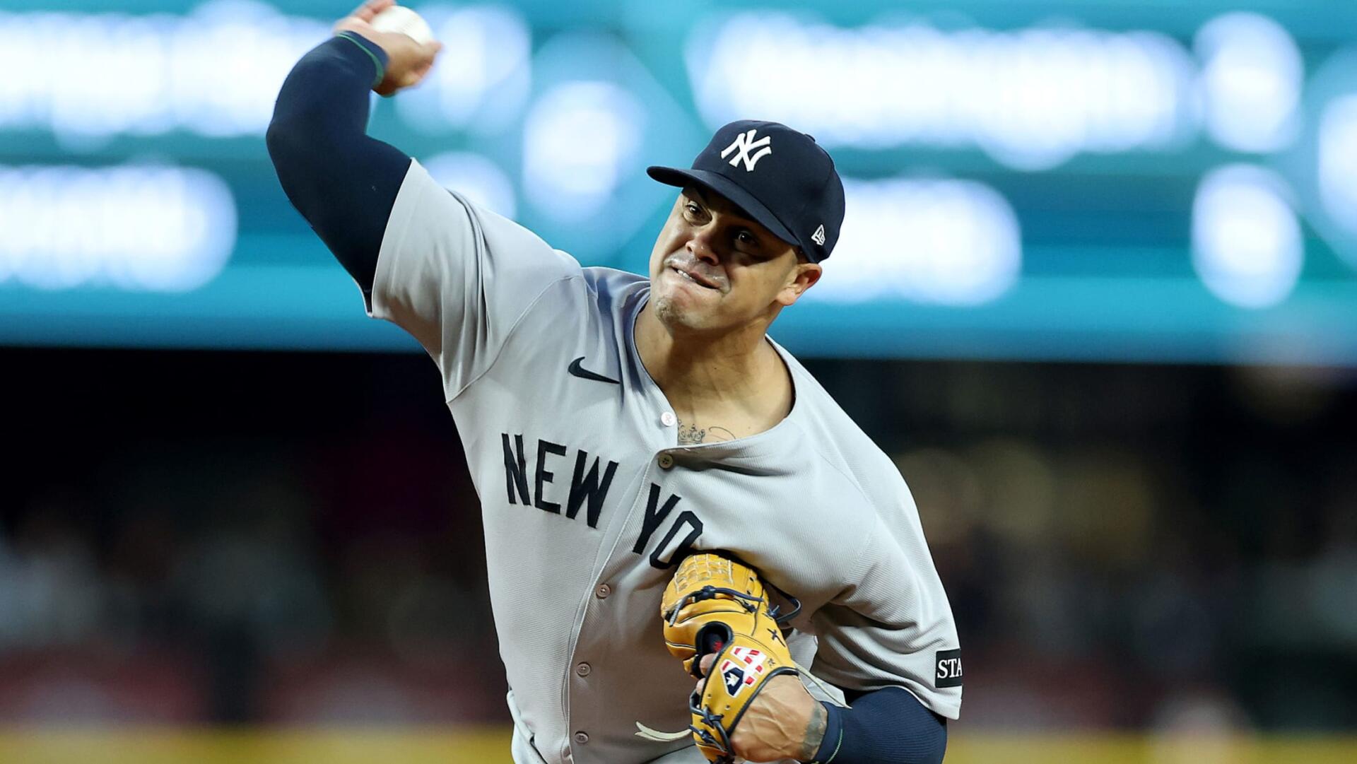 Cruz sufrió la lesión mientras hacía ejercicios con un balón medicinal en el gimnasio antes del juego del domingo contra los Atléticos, según el mánager Aaron Boone.