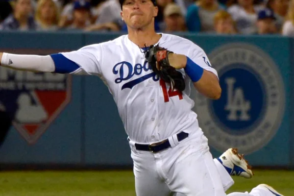 El utility de los Dodgers, Kike Hernández, fue colocado en la lista de lesionados de 10 días por una inflamación en el codo izquierdo antes del primer partido de la serie del lunes contra los Cerveceros en el American Family Field