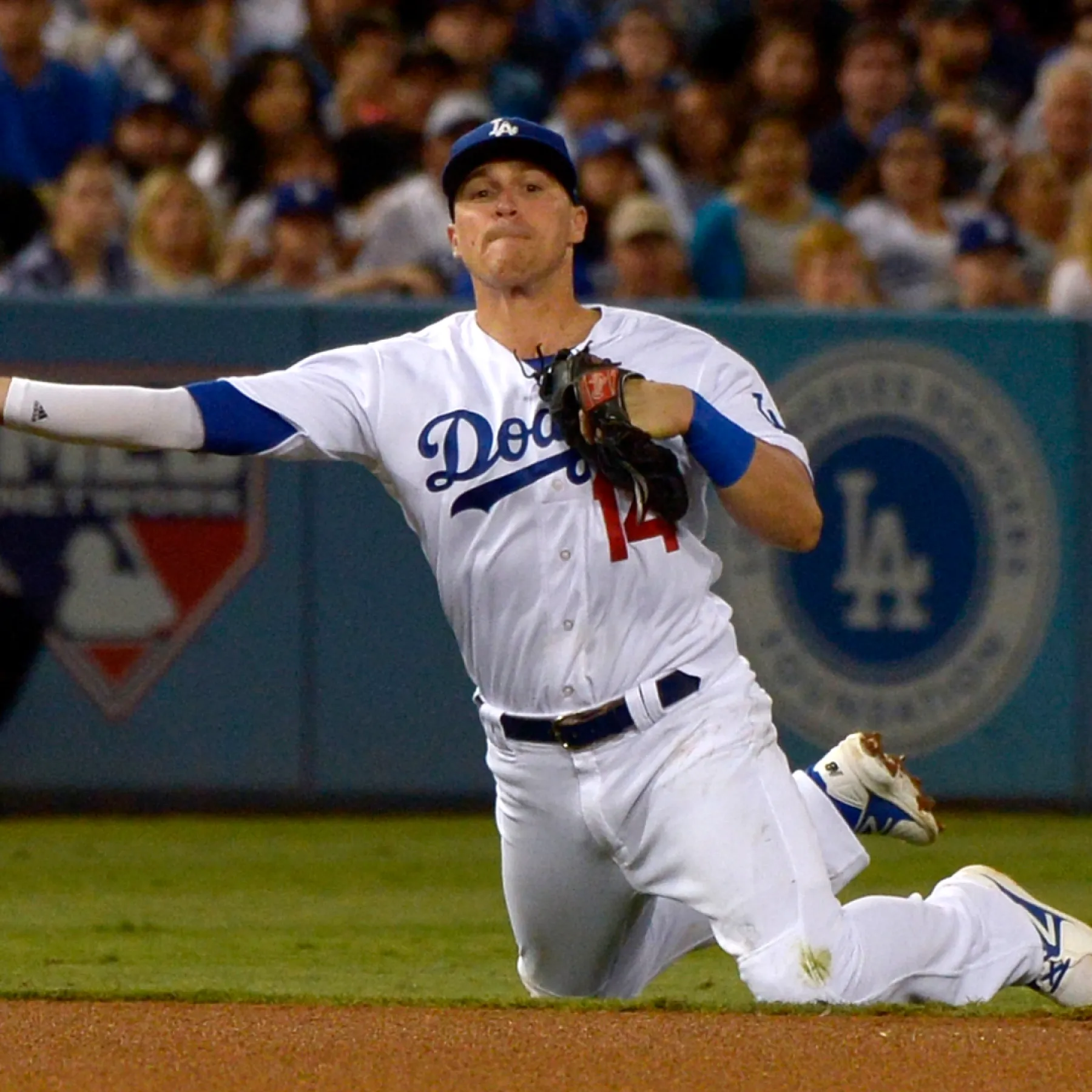 El utility de los Dodgers, Kike Hernández, fue colocado en la lista de lesionados de 10 días por una inflamación en el codo izquierdo antes del primer partido de la serie del lunes contra los Cerveceros en el American Family Field