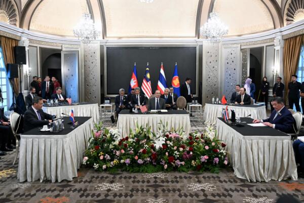 El primer ministro de Malasia, Anwar Ibrahim (c), hace de mediador en la reunión entre sus homólogos de Camboya, Hun Manet (i), y tailandés, Phumtham Wechayachai (d), para tratar el conflicto armado que mantienen ambos países en la frontera.
 EFE/EPA/MOHD RASFAN / POOL