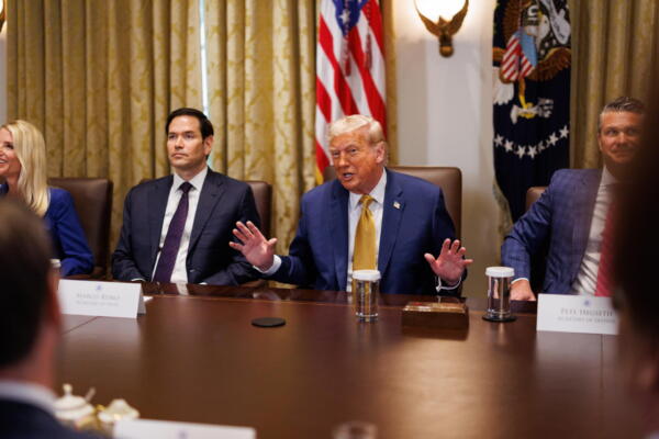 El presidente de EE.UU., Donald Trump (con las manos en alto), participa en una reunión de gabinete en la Casa Blanca este 8 de julio de 2025. EFE/EPA/AARON SCHWARTZ / POOL
