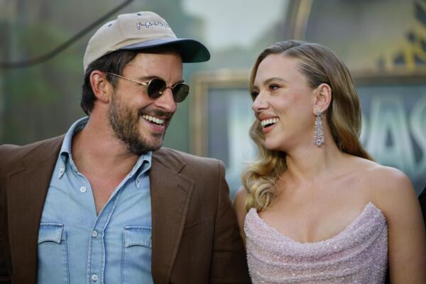 Imagen de archivo de los actores Jonathan Bailey y Scarlett Johansson en el estreno de 'Jurassic World' en Londres. EFE/EPA/TOLGA AKMEN