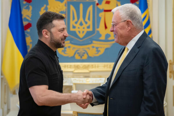 El presidente ucraniano, Volodimir Zelenski, recibe al representante especial de la Casa Blanca para Ucrania, Keith Kellogg (d), durante el encuentro que celebraron este lunes en Kiev, con motivo de la visita que realiza Kellogg toda la semana para mantener reuniones de alto nivel a fin de tratar diferentes asuntos, como la defensa antiaérea y las posibilidades de reanudar el diálogo entre Ucrania y Rusia. EFE/ Zelenski via X - SOLO USO EDITORIAL/SOLO DISPONIBLE PARA ILUSTRAR LA NOTICIA QUE ACOMPAÑA (CRÉDITO OBLIGATORIO) -