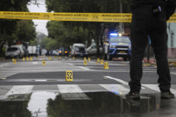 Un agente de la Policía Nacional Civil custodia la zona donde se registró un ataque armado este miércoles, en Ciudad de Guatemala. (Foto/EFE)