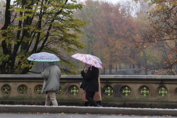 Fotografía de archivo en donde personas caminan bajo la lluvia con paraguas en el Central Park de Nueva York, EE.UU. EFE/SARAH YENESEL
 
//////////
 
New York (United States), 21/11/2024.- People walk in the rain with umbrellas at New York Central Park, New York, USA, 21 November 2024. New York City on 18 November issued its first drought warning in over two decades, following months of little rain. (sequía, Nueva York) EFE/EPA/SARAH YENESEL
