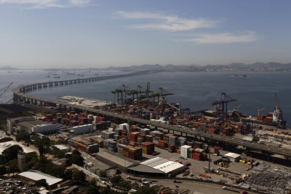 Fotografía de archivo de un puerto desde donde salen las exportaciones de Brasil. EFE/Marcelo Sayao