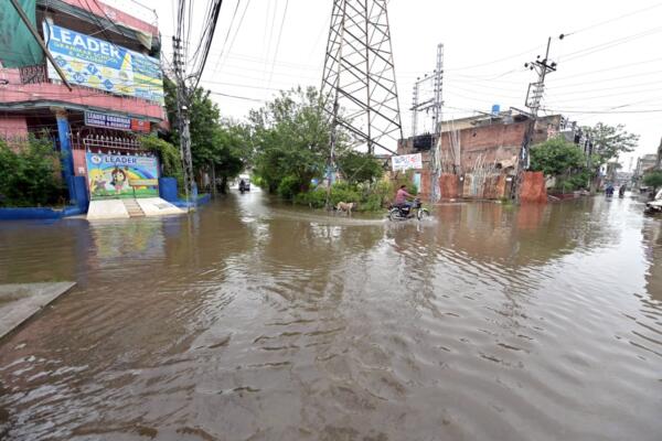 A man wades through rainwater after heavy monsoon rains in Lahore, Pakistan, 16 July 2025. EFE/EPA/RAHAT DAR/Archivo