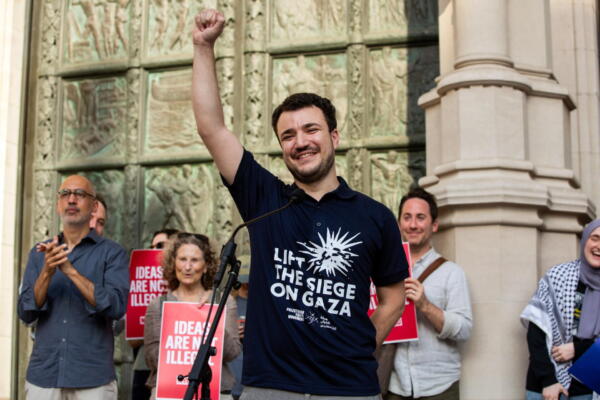NUEVA YORK (Estados Unidos), 07/05/2025.- (ARCHIVO) El ex estudiante de la Universidad de Columbia y activista pro palestino Mahmoud Khalil en una manifestación de 'Bienvenido a casa' en las escaleras de la Catedral de San Juan el Divino en Nueva Foto de archivo de Mahmoud Khalil, activista palestino y exestudiante de la Universidad de Columbia. EFE/EPA/JULIO CONSTANTINO MOTAL
